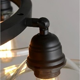 Tradičné klasické retro retro lampáše vo vidieckom štýle, maľba s kovovým závesným svietidlom