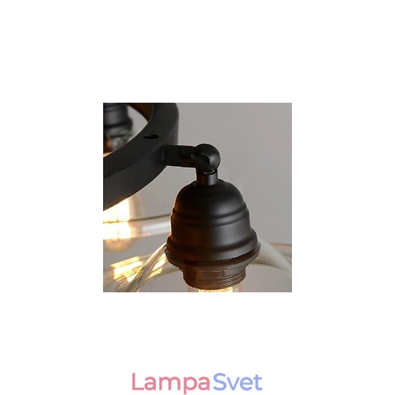 Tradičné klasické retro retro lampáše vo vidieckom štýle, maľba s kovovým závesným svietidlom