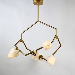 Päť ľahkých stĺpikov z moderného kovu so skleneným broskyňovým lustrom na ozdobnú závesnú lampu v jedálni