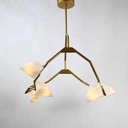 Päť ľahkých stĺpikov z moderného kovu so skleneným broskyňovým lustrom na ozdobnú závesnú lampu v jedálni