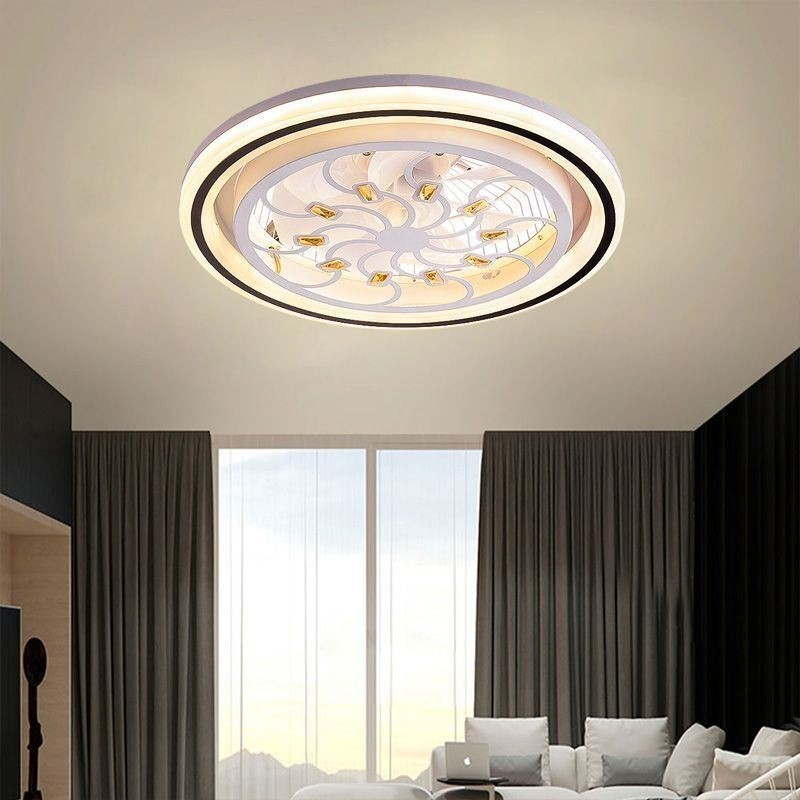 Inteligentný stropný ventilátor s ľahkou dekoráciou s plynulým stmievaním