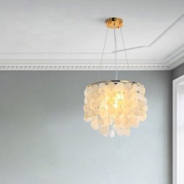 Moderný závesný luster s bielym mušľovým stropným svietidlom