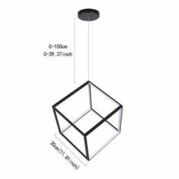 Osvetlenie s čiernym závesným svietidlom s geometrickou kockou