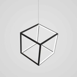 Osvetlenie s čiernym závesným svietidlom s geometrickou kockou