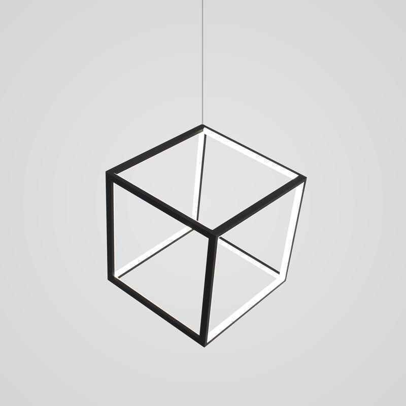 Osvetlenie s čiernym závesným svietidlom s geometrickou kockou