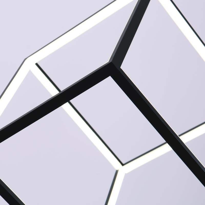 Osvetlenie s čiernym závesným svietidlom s geometrickou kockou
