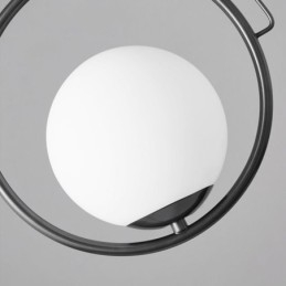 Závesná domáca lampa so sklenenou guľou