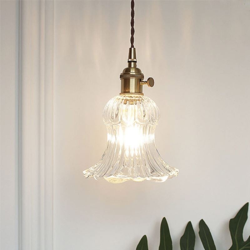 Závesná lampa v tvare kvetu z číreho rebrovaného skla s otočným spínačom