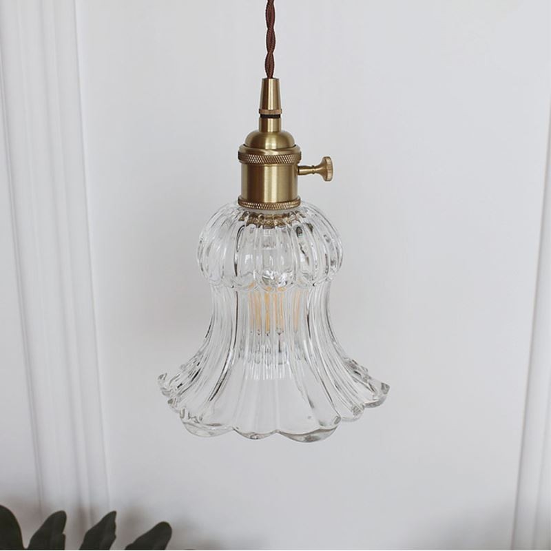 Závesná lampa v tvare kvetu z číreho rebrovaného skla s otočným spínačom
