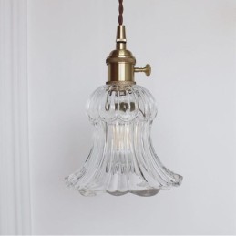Závesná lampa v tvare kvetu z číreho rebrovaného skla s otočným spínačom