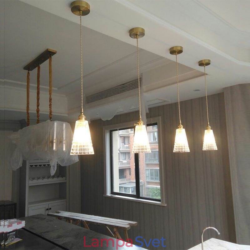 Štvorcová závesná mosadzná lampa z číreho rebrovaného skla s osvetlením s otočným spínačom