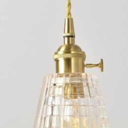Štvorcová závesná mosadzná lampa z číreho rebrovaného skla s osvetlením s otočným spínačom