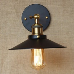 Retro minimalistická vila v industriálnom štýle pred kostolom Ulička Umbrella Čierne šaty Zdobená stena