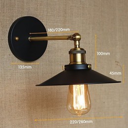 Retro minimalistická vila v industriálnom štýle pred kostolom Ulička Umbrella Čierne šaty Zdobená stena
