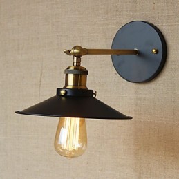 Retro minimalistická vila v industriálnom štýle pred kostolom Ulička Umbrella Čierne šaty Zdobená stena