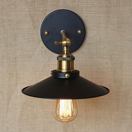 Retro minimalistická vila v industriálnom štýle pred kostolom Ulička Umbrella Čierne šaty Zdobená stena