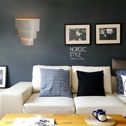 Malá ulita kreslená nástenná lampa z tepaného železa fakľa v tvare hlavy svetla na posteli