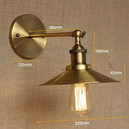 Minimalistická vila v industriálnom štýle Retro medené dekoratívne dáždniky pred stenou kostolnej uličky