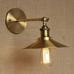 Minimalistická vila v industriálnom štýle Retro medené dekoratívne dáždniky pred stenou kostolnej uličky