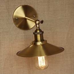 Minimalistická vila v industriálnom štýle Retro medené dekoratívne dáždniky pred stenou kostolnej uličky