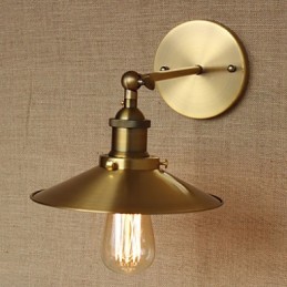 Minimalistická vila v industriálnom štýle Retro medené dekoratívne dáždniky pred stenou kostolnej uličky