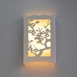 Biela nástenná lampa slivkového kvetu s vyrezávanými vzormi alebo vzormi na svietidlách z dreva