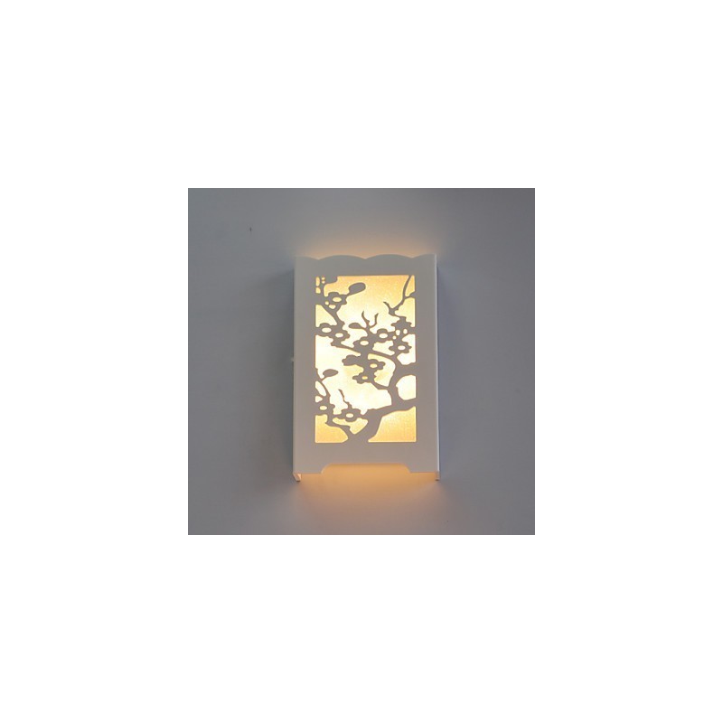 Biela nástenná lampa slivkového kvetu s vyrezávanými vzormi alebo vzormi na svietidlách z dreva