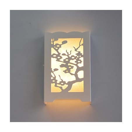 Biela nástenná lampa slivkového kvetu s vyrezávanými vzormi alebo vzormi na svietidlách z dreva Biela nástenná lampa slivkového kvetu s vyrezávanými vzormi alebo vzormi na svietidlách z dreva