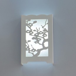Biela nástenná lampa slivkového kvetu s vyrezávanými vzormi alebo vzormi na svietidlách z dreva
