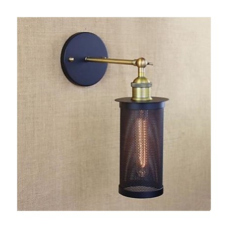 Nástenná lampa z tepaného železa so železnou sieťou Nástenná lampa z tepaného železa so železnou sieťou