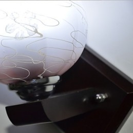 Kreatívna nástenná lampa z masívneho dreva v spálni Hlava postele svieti