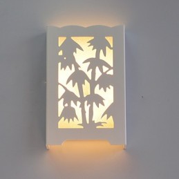 Moderné kreatívne biele vyrezávané vzory alebo vzory na nástenných bambusových lampách z dreva