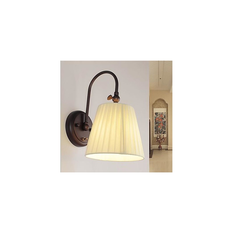 Železná nástenná lampa s látkovým tienidlom v 1 svetle