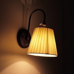 Železná nástenná lampa s látkovým tienidlom v 1 svetle