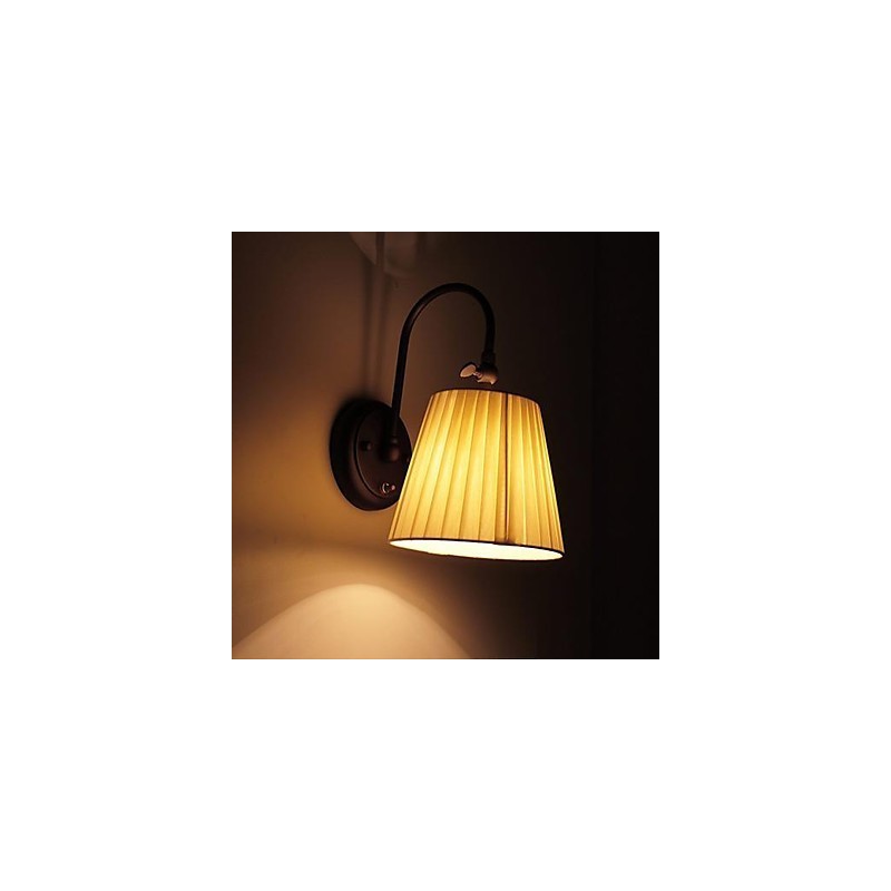 Železná nástenná lampa s látkovým tienidlom v 1 svetle
