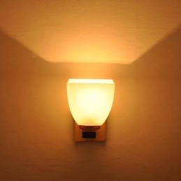 Jednoduchá nástenná lampa Nočná stolová lampa so skleneným tienidlom a masívnym drevom do spálne Komoda do obývačky Detská izba Konferenčný stolík na vysokej škole Knihy