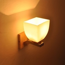 Jednoduchá nástenná lampa Nočná stolová lampa so skleneným tienidlom a masívnym drevom do spálne Komoda do obývačky Detská izba Konferenčný stolík na vysokej škole Knihy