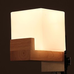 Jednoduchá nástenná lampa Nočná stolová lampa so skleneným tienidlom a masívnym drevom do spálne Komoda do obývačky Detská izba Konferenčný stolík na vysokej škole Knihy