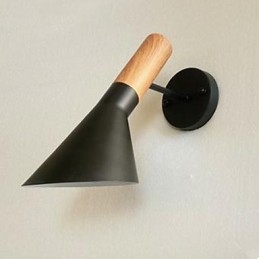 Moderná jednoduchá nástenná lampa do obývačky z tepaného železa v imitácii dreva