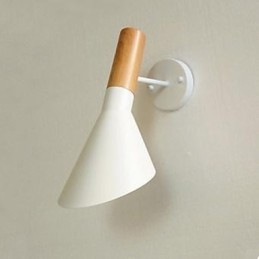 Moderná jednoduchá nástenná lampa do obývačky z tepaného železa v imitácii dreva