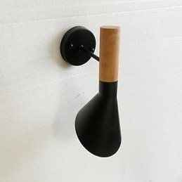 Moderná jednoduchá nástenná lampa do obývačky z tepaného železa v imitácii dreva