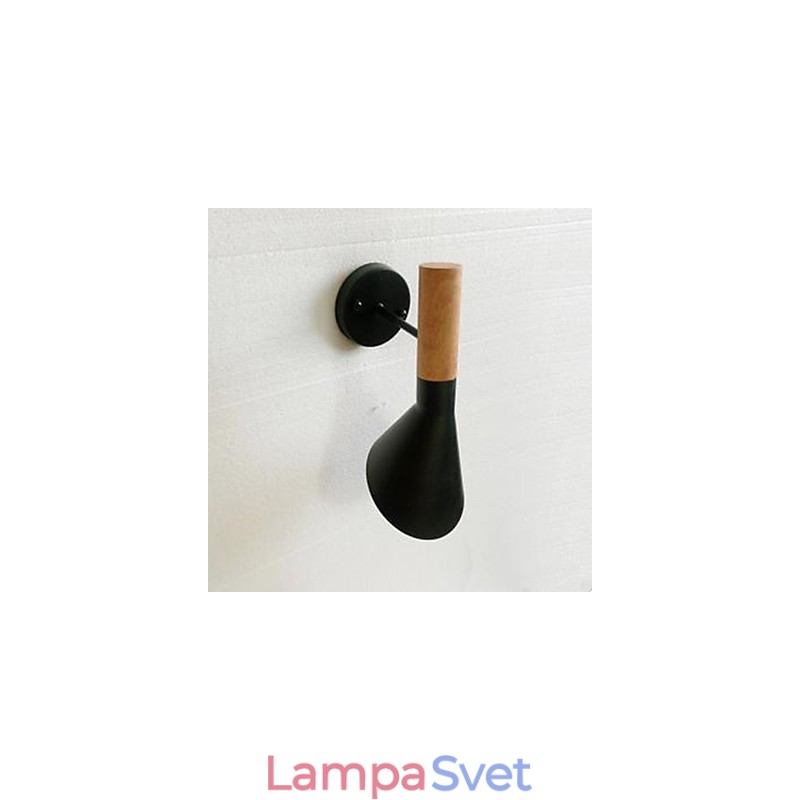 Moderná jednoduchá nástenná lampa do obývačky z tepaného železa v imitácii dreva