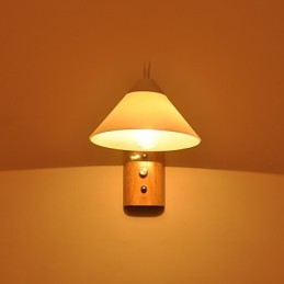 Jednoduchá nástenná lampa Nočná stolová lampa so skleneným tienidlom a masívnym drevom do spálne Komoda do obývačky Detská izba Konferenčný stolík na vysokej škole Knihy