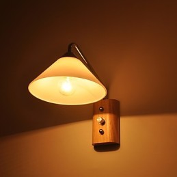 Jednoduchá nástenná lampa Nočná stolová lampa so skleneným tienidlom a masívnym drevom do spálne Komoda do obývačky Detská izba Konferenčný stolík na vysokej škole Knihy