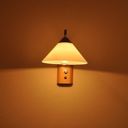 Jednoduchá nástenná lampa Nočná stolová lampa so skleneným tienidlom a masívnym drevom do spálne Komoda do obývačky Detská izba Konferenčný stolík na vysokej škole Knihy