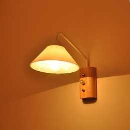Jednoduchá nástenná lampa Nočná stolová lampa so skleneným tienidlom a masívnym drevom do spálne Komoda do obývačky Detská izba Konferenčný stolík na vysokej škole Knihy
