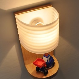 Jednoduchá nástenná lampa Nočná stolová lampa so skleneným tienidlom a masívnym drevom do spálne Komoda Obývacia izba Detská izba Vysoká škola Konferenčný stolík Knihy