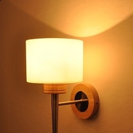 Jednoduchá nástenná lampa Nočná stolová lampa so skleneným tienidlom a masívnym drevom do spálne komoda Detská izba v obývačke