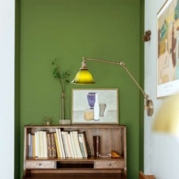 Moderné nástenné svietidlo so skleneným tienidlom