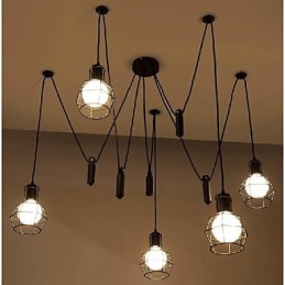 Tradičné klasické retro retro lampáše vo vidieckom štýle, maľba s kovovým závesným svietidlom